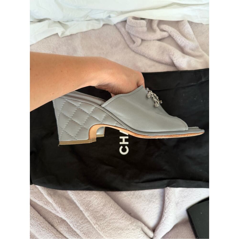 🗽CHANEL Quilted Leather Slide Mules with Silver CC Chain Logo | Size 39 - Picture 3 of 5